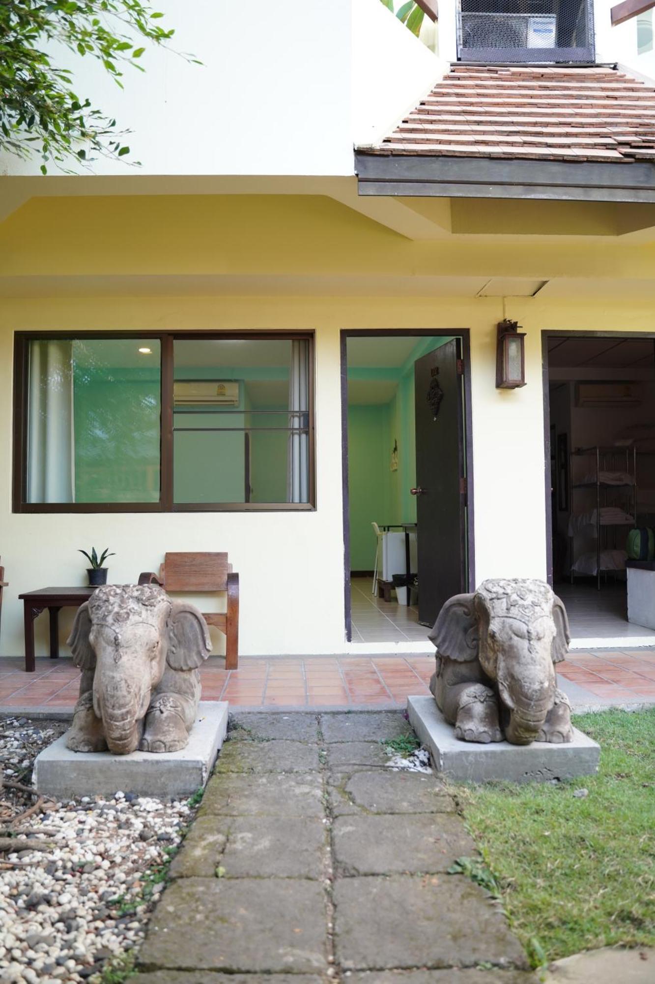 Elegant Lanna Guesthouse Чиангмай Екстериор снимка